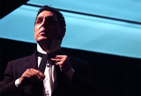 O ator Guilherme Leme em cena do espetáculo "O Estrangeiro", montagem do clássico Albert Camus e direção de Vera Holtz.