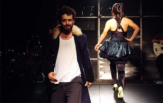 Os atores Rodrigo Bolzan e Patrícia Kamis em cena do espetáculo &quot;Oxigênio&quot;, da Companhia Brasileira de Teatro