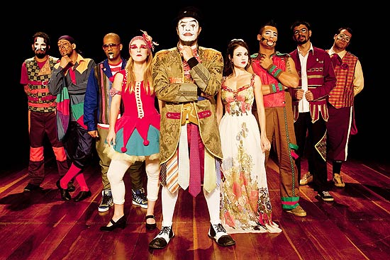 O Teatro Mágico se apresenta em 12 de fevereiro no Carioca Club, com o show "A Sociedade do Espetáculo"