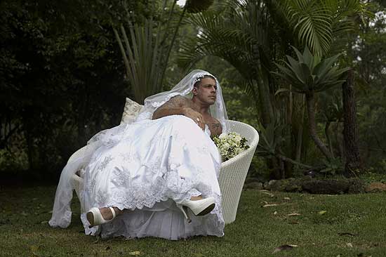 Ator e diretor Alexandre Frota, que se vestiu de noiva para ensaio da revista Trip, estreia monólogo em SP