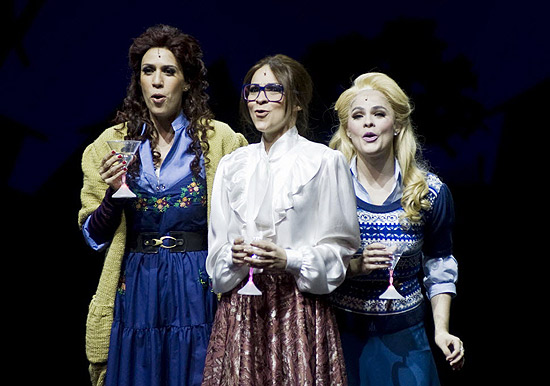 Maria Clara Gueiros, Sabrina Korgut e Renata Ricci (esq. para dir.) estão no musical "As Bruxas de Eastwick"