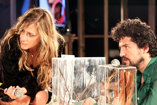 Dedina Bernardelli e Fernando Alves Pinto em cena da peça "Cartas de Amor"