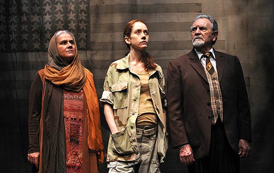 Vera Holtz, Camila Morgado e Antônio Petrin em cena da peça "Palácio do Fim", dirigida por José Wilker