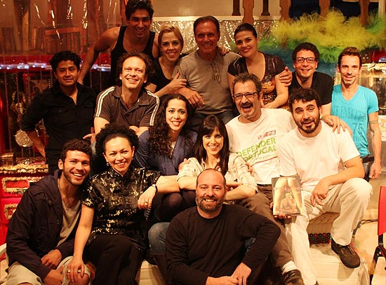 Cia Pessoal do Faroeste com diretor Paulo Faria (de camisa preta e branca) e David Cardoso (ao centro) 