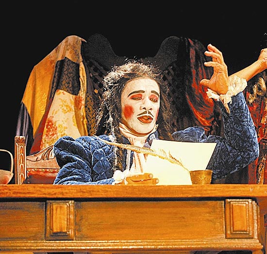 Ator Guilherme Sant'Anna (foto) em cena da peça "L'Illustre Molière", que retrata a vida do dramaturgo francês 