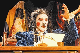 Ator Guilherme Sant'Anna em cena da peça "L'Illustre Molière", que retrata a vida do dramaturgo francês, em cartaz no teatro do Sesi 