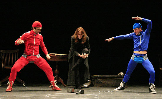 Cena da peça "ensaio.HAMLET", da Cia. dos Atores, baseada na obra de Shakespeare e dirigida por Enrique Diaz