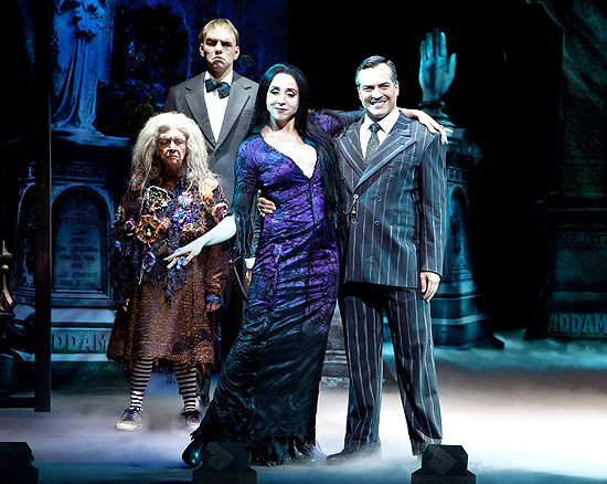 Cena do musical "A Família Addams", que tem Marisa Orth no papel de Morticia e Daniel Boaventura como Gomez