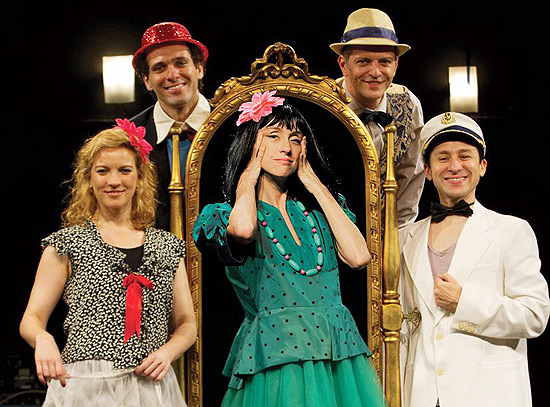 Betty Gofman (ao meio) vive Zezé na peça; Marcelo Varzea (em cima, à direita) diz que se apaixonou pela atriz 