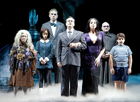 Cena do musical "A Família Addams", com Daniel Boaventura e Marisa Orth (à frente) como Gomez e Morticia
