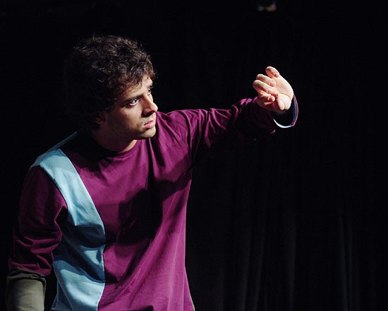 Ator Victor Mendes (foto) em cena da peça "Música p/ Cortar os Pulsos", que volta aos palcos