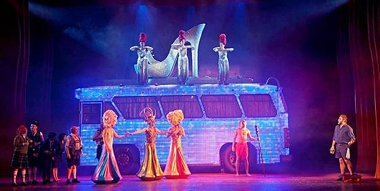 Cena do grandioso musical "Priscilla, Rainha do Deserto", que tem sessões às quintas no Teatro Bradesco