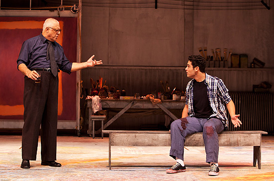 Antonio Fagundes (esq.) e Bruno Fagundes, seu filho, em cena da peça "Vermelho", no novo teatro Geo