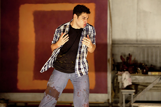 Bruno Fagundes (foto) interpreta assistente de Rothko na peça "Vermelho", que sai de cartaz neste domingo (29)