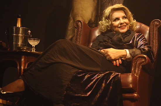 Atriz Sylvia Bandeira em cena da peça "Marlene Dietrich, as Pernas do Século" 