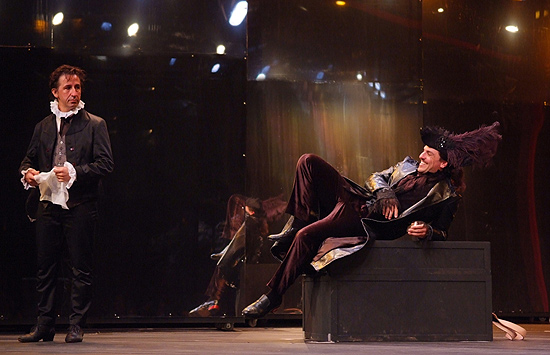 Rodrigo Lombardi em cena da peça "Dom Juan", clássico de Molière