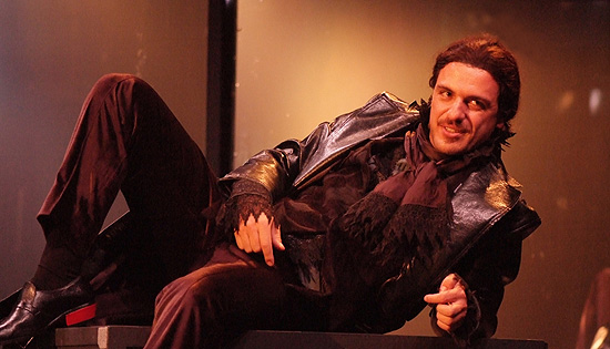 Rodrigo Lombardi (foto) vive Dom Juan na peça homônima, que está em cartaz no teatro Raul Cortez