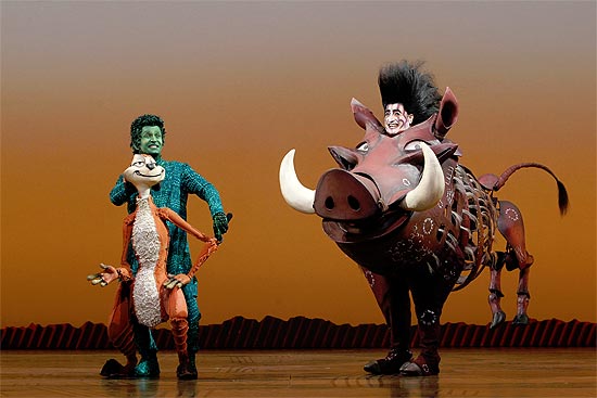 Dupla Timão e Pumba em cena do musical "O Rei Leão", na Broadway; informações sobre preços ainda não foram divulgadas