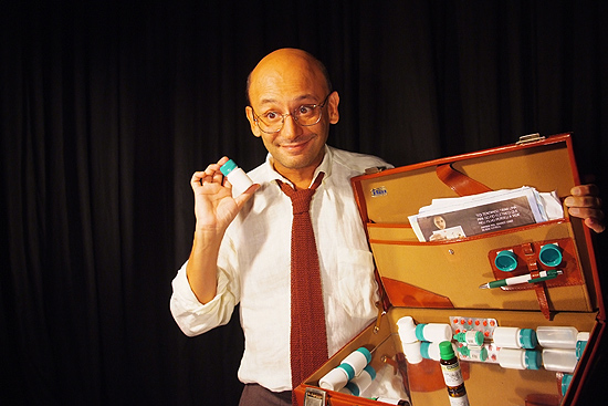 Ator Nilton Bicudo em cena da peça "Coisa de Louco", texto de Fauzi Arap com direção de Elias Andreato