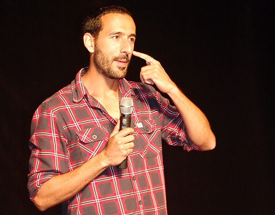 O comediante João Pedro Santos, que apresenta o "stand-up" "Do Brasil a Portugal"
