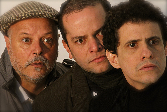 Roney Facchini, Marcelo Diaz e Maurício de Barros em cena da peça "Assombrando Julia", texto do inglês Alan Ayckbourn com direção de Alexandre Tenório
