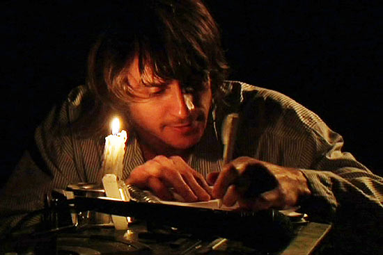 Nicolas Trevijano (foto) em cena da peça "Aberdeen, Um Possível Kurt Cobain", que estreia em 7/7 em SP