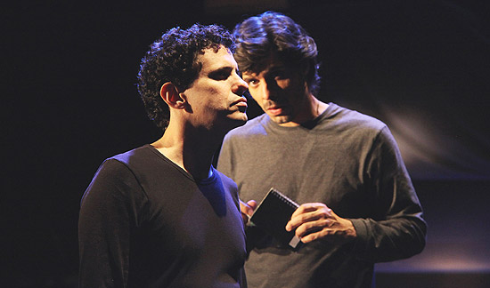 Mauricio de Barros e Daniel Alvim em cena da peça "Vida & Obra de um Tipo à Toa", comédia de Mario Viana que tem sessões às 23h59