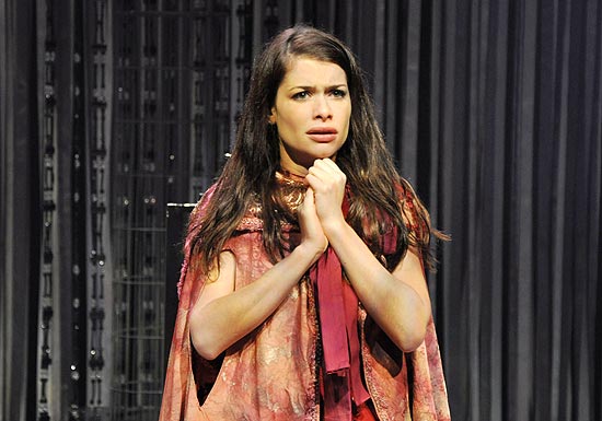 Alinne Moraes como a personagem-título da peça "Dorotéia", de Nelson Rodrigues; a montagem tem direção de João Fonseca