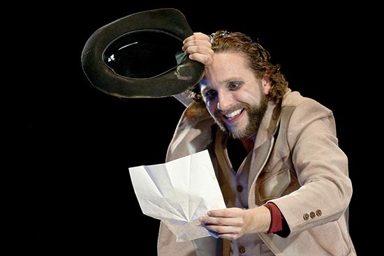 Marcelo Bulgarelli, do Teatro Torto (RS), em cena da peça "Dia Desmanchado"