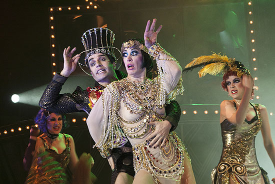 Atores Jarbas Homem de Mello e Claudia Raia em cena do musical "Cabaret", com versão brasileira de Miguel Falabella