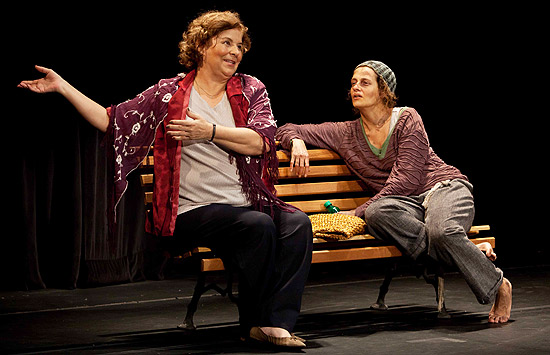 Cláudia Mello e Denise Fraga em cena da peça "Chorinho", de Fauzi Arap 