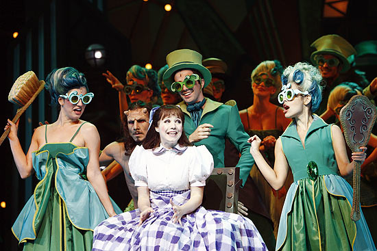 Malu Rodrigues (centro) em cena do musical "O Mágico de Oz", adaptação da dupla Charles Möeller e Claudio Botelho 