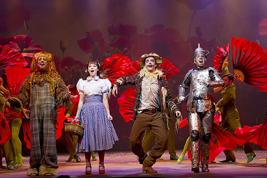 Cena do musical "O Mágico de Oz", adaptação da dupla Charles Möeller e Claudio Botelho 