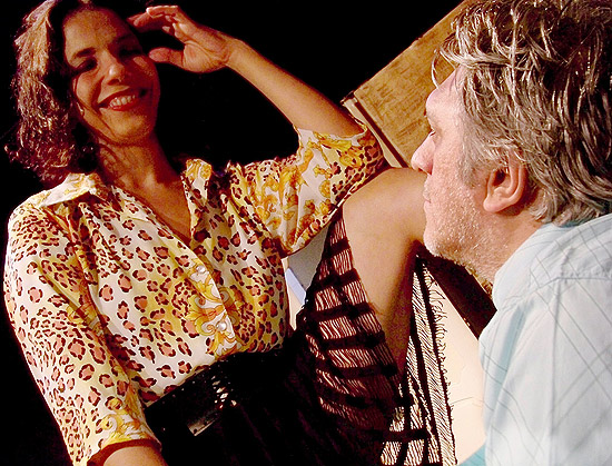 Fernanda D'Umbra e Mário Bortolotto em cena da peça "Mulheres", baseada no livro homônimo de Charles Bukowski 