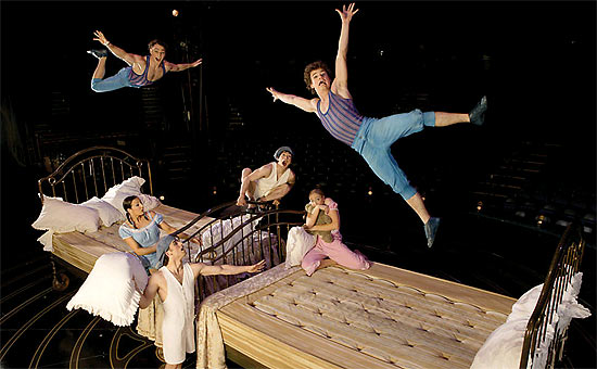 Número "Bouncing Beds" do espetáculo "Corteo", do Cirque du Soleil, que estreia no parque Villa-Lobos no dia 30 de março
