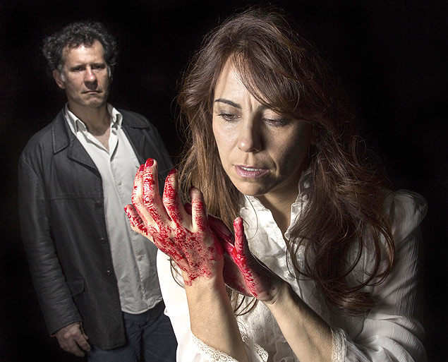 Joca Andreazza e Paula Cohen em cena da peça "Invasor(es)", texto de Beatriz Carolina Gonçalves com direção de Roberto Alvim