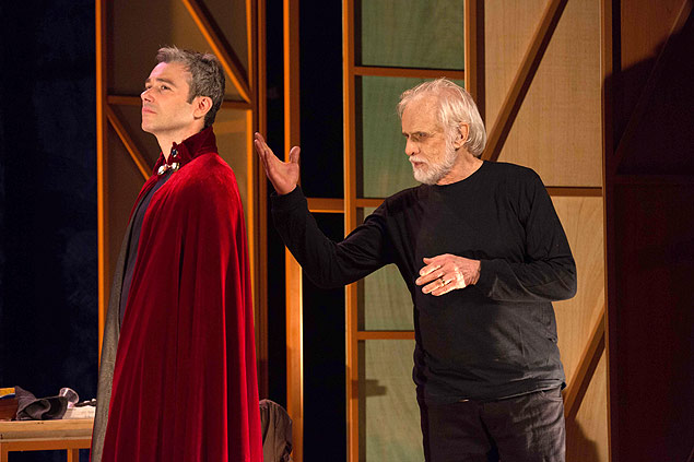 Ângelo Paes Leme (à esq.) e Francisco Cuoco estrelam a peça "Uma Vida no Teatro", encenada até 1º/9 no Teatro Vivo