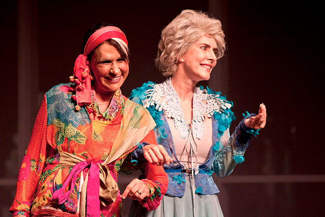 Clarisse Derzié Luz (à esq.) e Maitê Proença em cena de "À Beira do Abismo me Cresceram Asas", em cartaz no Teatro Faap