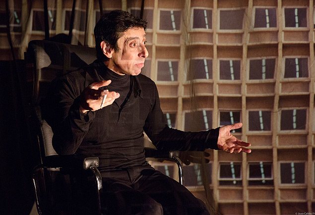 Cassio Scapin em cena do monólogo "Eu Não Dava Praquilo", dirigido por Elias Andreato