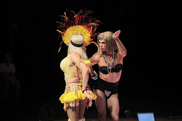 Ricardo Marinelli e Erivelto Viana em cena do espetáculo "Travesqueens", que integra a programação da mostra Todos os Gêneros - Poéticas da Sexualidade no Itaú Cultural 