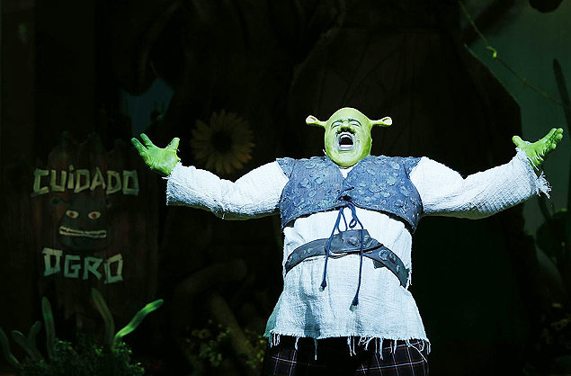 Diego Luri como Shrek em cena do espetáculo "Shrek - O Musical", que estreia em setembro no Teatro Bradesco