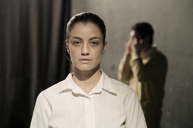 Renata Bruel em cena da montagem "Mínimo Contato", em cartaz no Sesc Consolação
