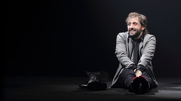 Gregorio Duvivier em cena da peça "Uma Noite na Lua", que fica em cartaz às quartas no Teatro Porto Seguro