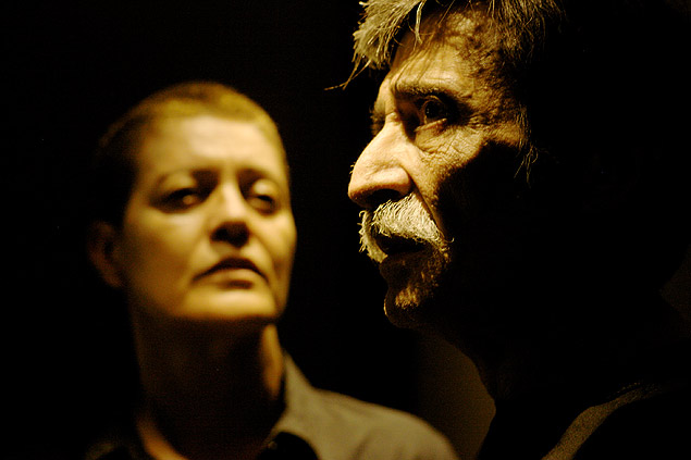Magali Biff e Zmanuel Piero em cena de "A Hora Errada, pea na qual interpretam um casal que vive em um mundo sombrio