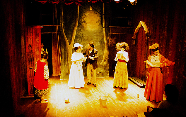 Cena da peça "Tchekhov", que estreia no Sesc Santana (zona norte de São Paulo)
