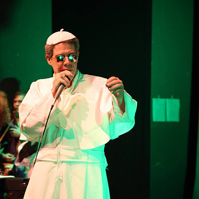 Hugo Possolo em cena de "A Missa do GaLHo", comédia do grupo Parlapatões