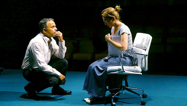 Cena da peça "Oleanna", com Marcos Breda e Luciana Fávero, que estreia no Sesc Pompeia