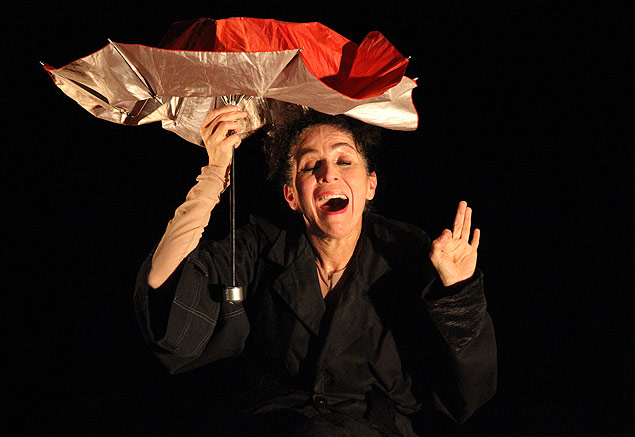 Mariana Muniz encena a peça "D'Existir" neste sábado (14), no MIS