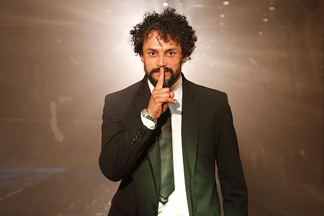 Pedro Vieira em cena do espetáculo "Eu Tenho Tudo", que estreia nesta sexta no Viga