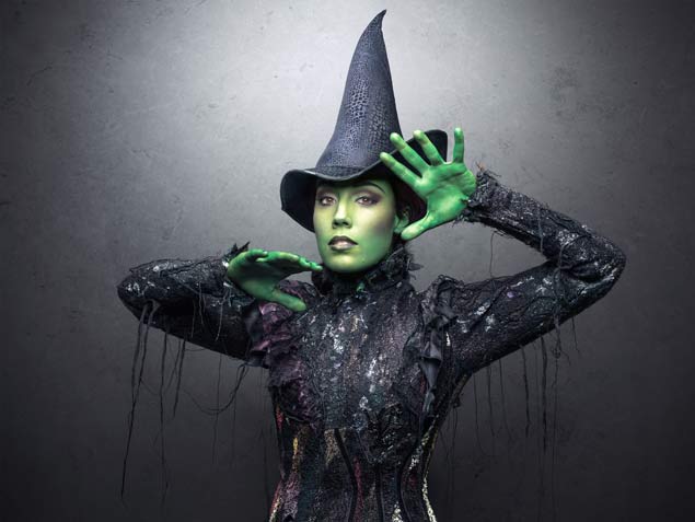 Myra Ruiz faz a bruxa Elphaba em "Wicked"